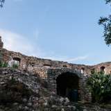 ...e dotato di una grande apertura ad arco che ci invita al suo interno...